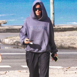 Bruna Marquezine aposta em moletom de Sasha Meneghel durante passeio com Shawn Mendes