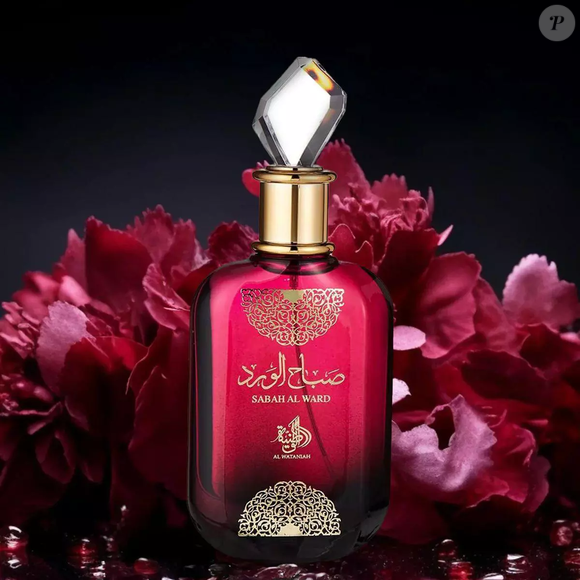 Rosa e jasmim aparecem com protagonismo, entregando uma abertura feminina, refinada e surpreendentemente luminosa.