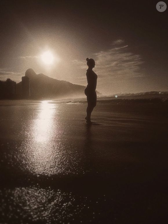 Fotos de Paolla Oliveira na praia durante aniversário chamam atenção pela naturalidade e leveza