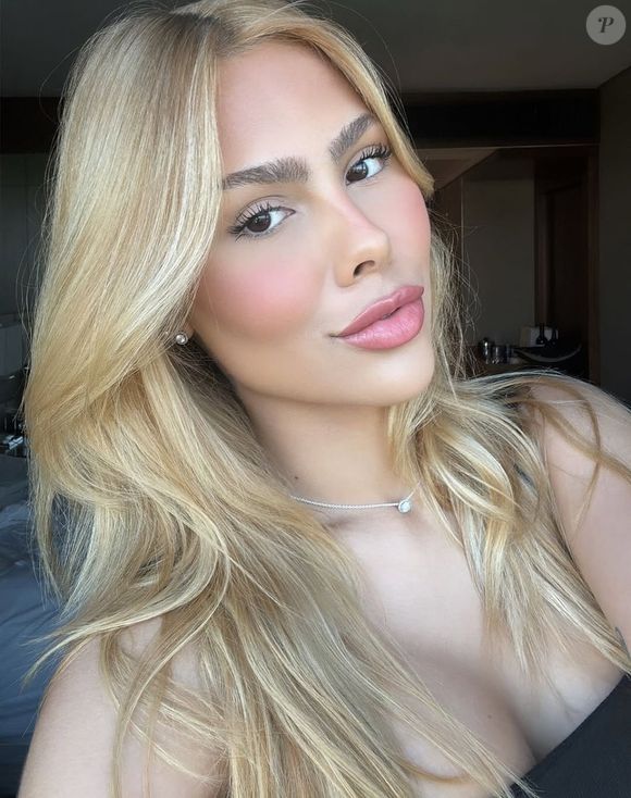 De acordo com o jornal Extra, a moça que presenciou o barraco é a modelo e influenciadora Victória Miranda