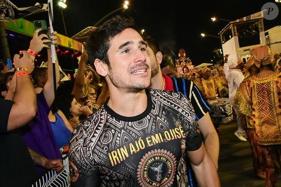 Nicolas Prattes foi às lágrimas ao ver Sabrina Sato à frente da bateria da Gaviões da Fiel
