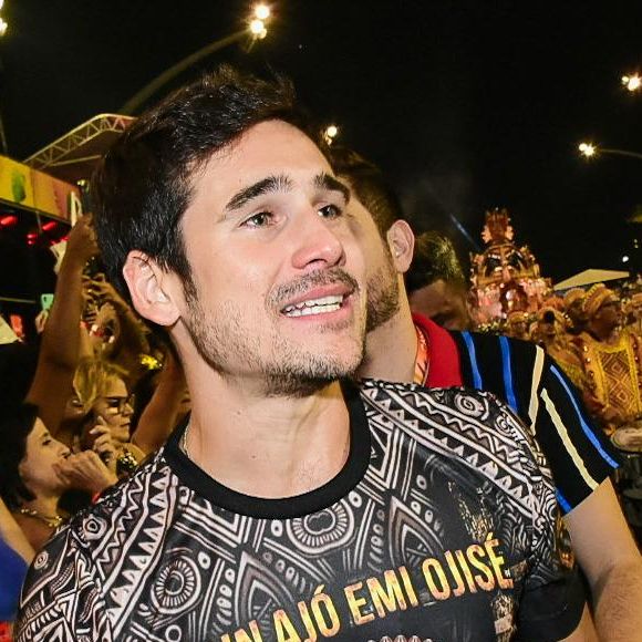 Nicolas Prattes foi às lágrimas ao ver Sabrina Sato à frente da bateria da Gaviões da Fiel