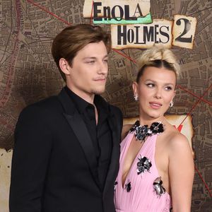 Millie Bobby Brown atualmente é uma mulher casada; atriz de 'Stranger Things' realizou casamento secreto com o filho de Jon Bon Jovi aos 20 anos.