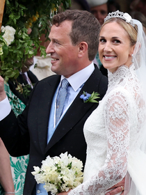 Renda floral, véu de tule e cauda de 3 metros: o vestido de noiva clássico escolhido por Harriet Sperling para casar com Peter Phillips