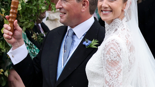 Renda floral, véu de tule e cauda de 3 metros: o vestido de noiva clássico escolhido por Harriet Sperling para casar com Peter Phillips