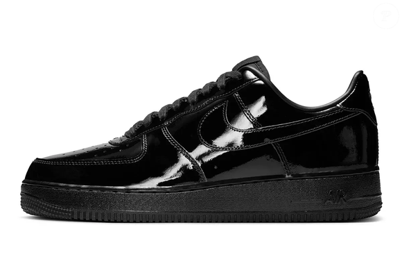 Os novos Nike Air Force 1 Low “Black Patent” prometem potencializar essa onda em 2026 ao substituir o clássico calçado formal, oferecendo uma proposta que une sofisticação e conforto na medida certa