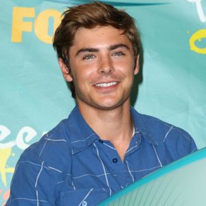 2009: no Teen Choice Awards, Zac Efron deixou sua barba cerrada pela primeira vez