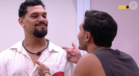 Em um momento emocionante com os colegas Vitória Strada, Delma e Guilherme, ele desabafou sobre o medo de decepcionar seus pais ao falar sobre sua orientação sexual.