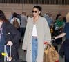 Calça jeans baggy e casaco alongado, conhecido como trench coat em tom de cinza, foram peças já escolhidas por Bruna Marquezine. Atriz combinou a produção com bolsa marrom, tendência da meia estação.