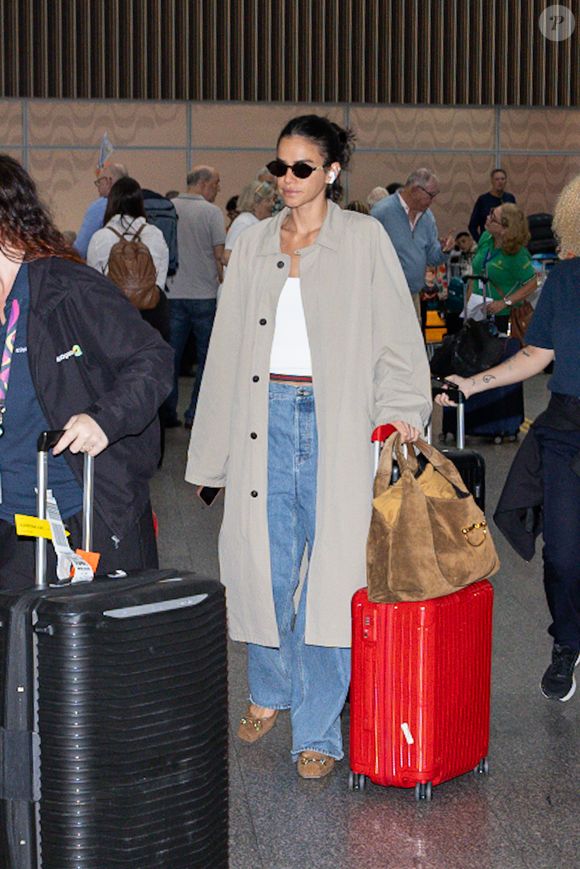 Calça jeans baggy e casaco alongado, conhecido como trench coat em tom de cinza, foram peças já escolhidas por Bruna Marquezine. Atriz combinou a produção com bolsa marrom, tendência da meia estação.