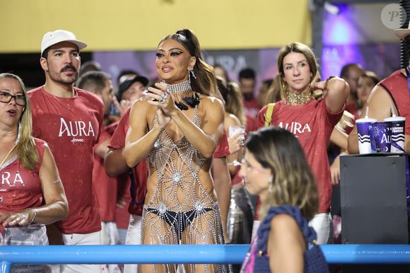 Juliana Paes desfila ainda nesta segunda-feira (16) na Marquês da Sapucaí como rainha de bateria da Viradouro