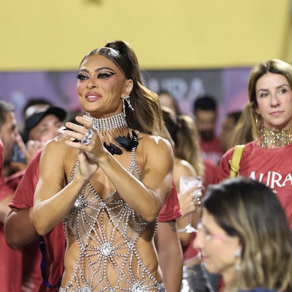 Juliana Paes desfila ainda nesta segunda-feira (16) na Marquês da Sapucaí como rainha de bateria da Viradouro