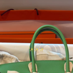 Nos Stories deste sábado, 20, Gabriely exibiu uma bolsa da grife francesa Hermès avaliada em mais de R$ 100 mil.
