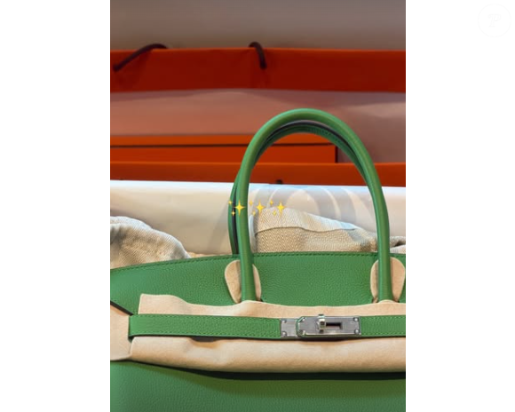 Nos Stories deste sábado, 20, Gabriely exibiu uma bolsa da grife francesa Hermès avaliada em mais de R$ 100 mil.