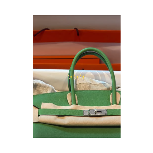 Nos Stories deste sábado, 20, Gabriely exibiu uma bolsa da grife francesa Hermès avaliada em mais de R$ 100 mil.
