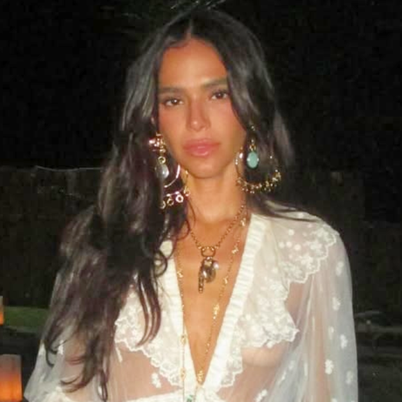 Look boho-chic e sensual na medida de Bruna Marquezine no Réveillon com Shawn Mendes também pode ser uma inspiração para quem prefere deixar o brilho para os acessórios