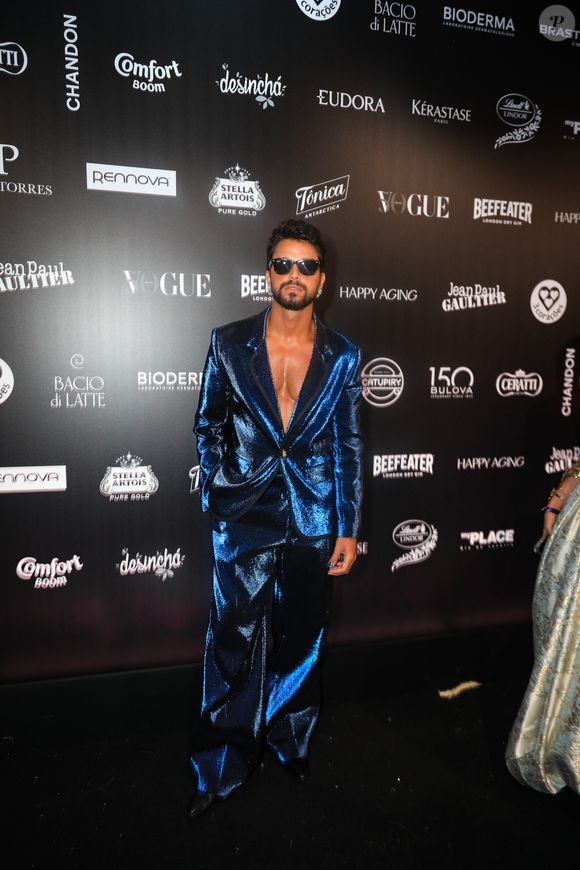 Homem mais estiloso da noite, Rodrigo Simas acompanhou a namorada com um conjunto azul brilhante