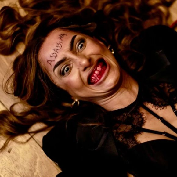 Lola (Camila Pitanga) fica com tatuagem na testa escrita 'assassina', marcada por Sofia (Camila Queiroz) nos momentos finais de Beleza Fatal