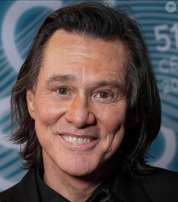 Jim Carrey foi homenageado em uma premiação na França, mas acabou no centro de rumores após surgir com visual diferente. A confusão ganhou força depois de uma publicação do maquiador Alexis Stone nas redes sociais