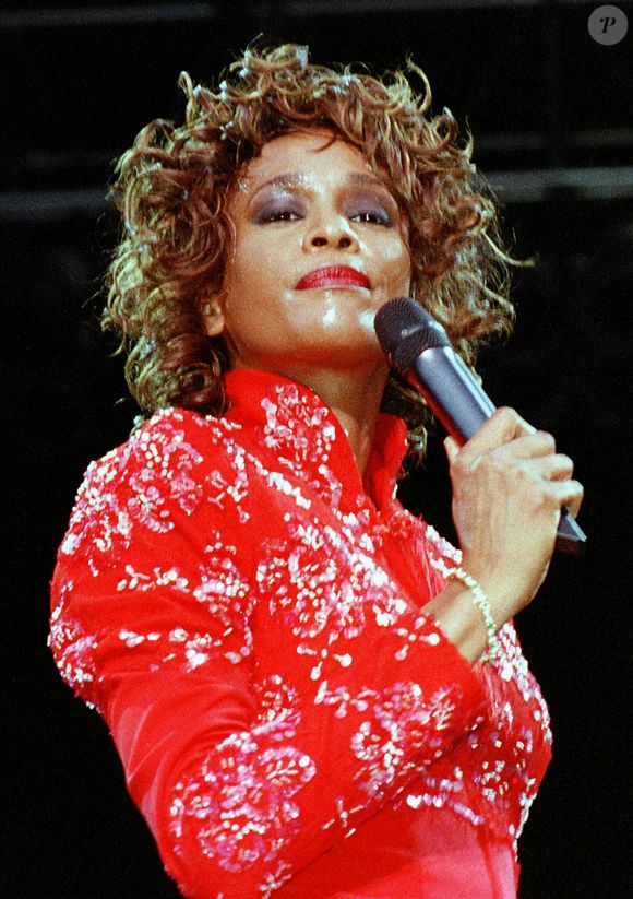 Após sucesso estrondoso nos anos 80 e 90, Whitney enfrentou declínio público marcado por vícios e um casamento conturbado