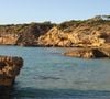 Longe das agitação das regiões mais turísticas de Ibiza, Cala Tarida reúne águas cristalinas, pores do sol impressionantes e uma ampla faixa de areia fina