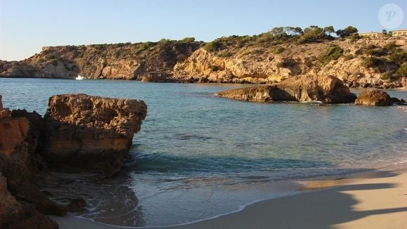 Longe das agitação das regiões mais turísticas de Ibiza, Cala Tarida reúne águas cristalinas, pores do sol impressionantes e uma ampla faixa de areia fina