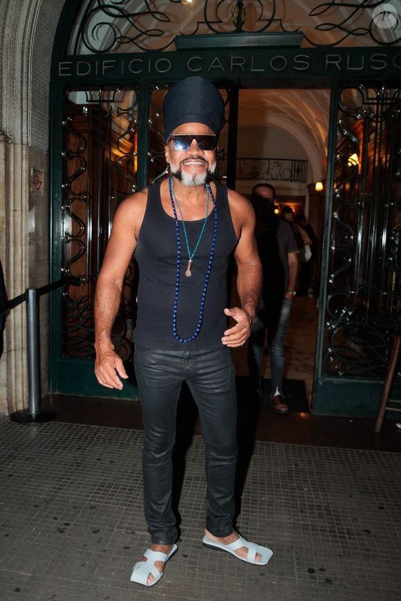 Carlinhos Brown também marcou presença na festa promovida por Dua Lipa