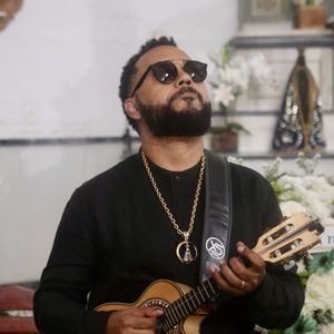 Dudu Nobre levou o cavaquinho ao velório da mãe, tocou e cantou durante a despedida de Anita Nobre, transformando o momento de dor em uma homenagem marcada pelo samba