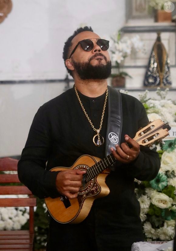 Dudu Nobre levou o cavaquinho ao velório da mãe, tocou e cantou durante a despedida de Anita Nobre, transformando o momento de dor em uma homenagem marcada pelo samba