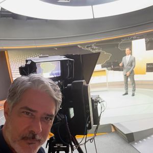 Clima de bastidor: William Bonner invade estúdio do Jornal Hoje e surpreende César Tralli em momento descontraído na Globo