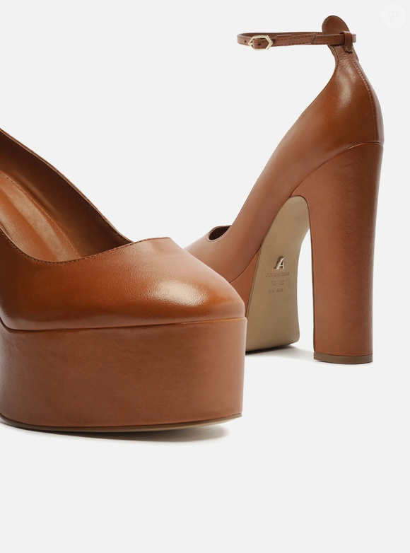 Fashionista e imponente: a sandália marrom da Arezzo entrega presença do primeiro ao último detalhe e estava por R$ 259,90 no site da marca