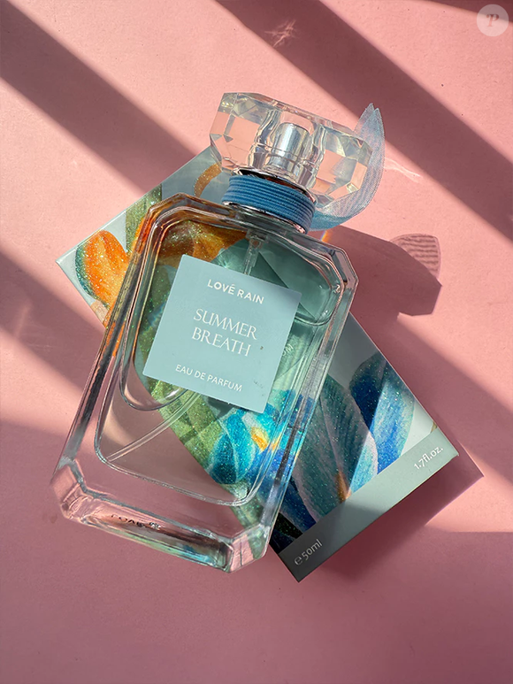 Mesmo no inverno, o Summer Breath combina com a busca por fragrâncias refrescantes no Brasil, reunindo flores delicadas, bergamota, baunilha e fundo amadeirado em 50 ml
