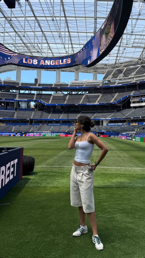 O detalhe que mais despertou curiosidade no look de Anitta estava nos pés. A cantora escolheu um modelo bem semelhante ao Adidas SL72 OG, deixando de lado clássicos populares da marca, como os tênis Gazelle e Samba