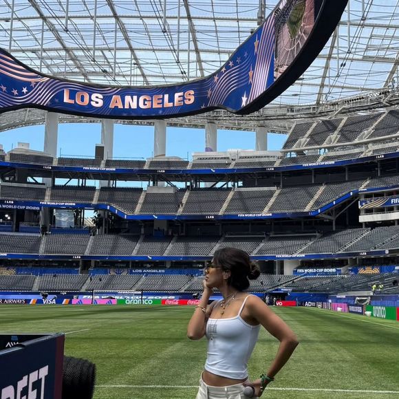 O detalhe que mais despertou curiosidade no look de Anitta estava nos pés. A cantora escolheu um modelo bem semelhante ao Adidas SL72 OG, deixando de lado clássicos populares da marca, como os tênis Gazelle e Samba