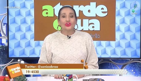 Sonia Abrão chupou chupeta no início da atração