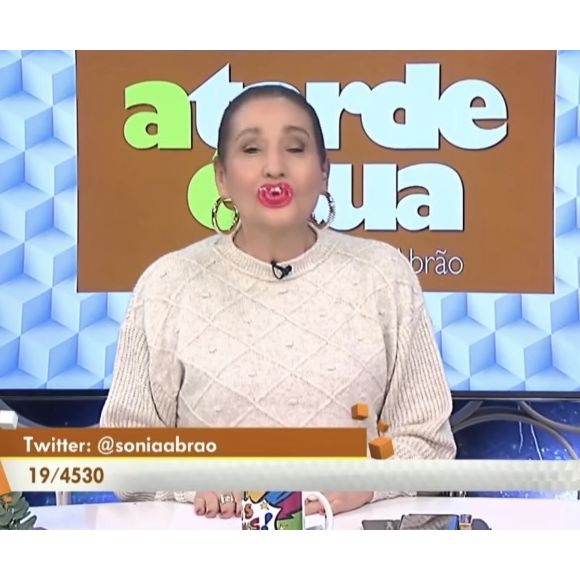 Sonia Abrão chupou chupeta no início da atração