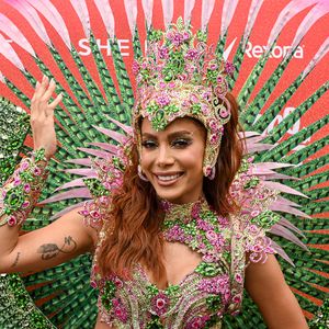 Anitta posou para fotos antes de desfilar com seu bloco de carnaval