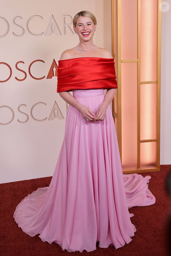 Oscar 2026: Jessie Buckley aparece na lista das mais bem vestidas, mas seu look causou decepção na editora da revista The Cut. 'Ela está bonita, mas queria mais. A silhueta suave está um pouco sem graça'