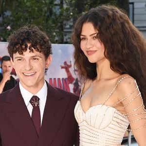 2026 é o ano de Tom Holland. Além de ter casado com Zendaya, com quem oficialmente tem um relacionamento desde 2021, o astro se tornou o ator com a maior bilheteria acumulada da história do cinema