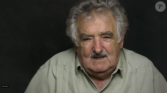 "Criamos uma montanha de consumo supérfluo, e temos que jogar coisas fora e viver comprando e jogando coisas", diz José Mujica em um documentário