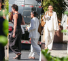 Como usar linho no Inverno? Com look todo branco e oversized, Bruna Marquezine prova a sofisticação do tecido natural em novo passeio com Shawn Mendes