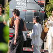 Como usar linho no Inverno? Com look todo branco e oversized, Bruna Marquezine prova a sofisticação do tecido natural em novo passeio com Shawn Mendes