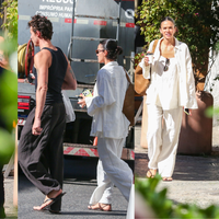 Como usar linho no Inverno? Com look todo branco e oversized, Bruna Marquezine prova a sofisticação do tecido natural em novo passeio com Shawn Mendes