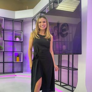 Namorada de Dudu Camargo, Suyane Pessoa usa vestido transpassado preto com fenda generosa