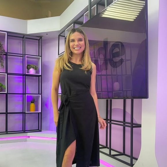 Namorada de Dudu Camargo, Suyane Pessoa usa vestido transpassado preto com fenda generosa