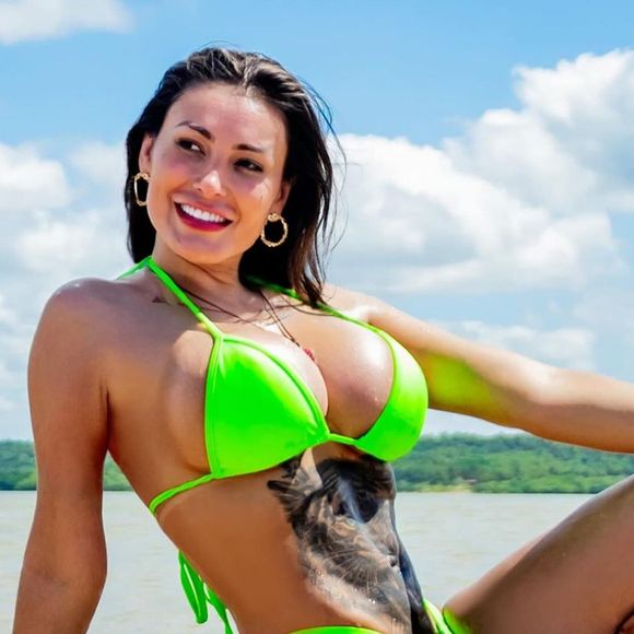 Andressa Urach retirou algumas costelas para afinar sua cintura