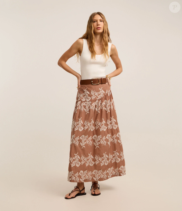 Saia Boho Evasê Midi em Voal da Renner: O modelo custa R$ 95,90 e combina voal, bordado de folhagens, cós largo assimétrico e modelagem evasê. Para não sobrecarregar a silhueta, uma blusa ajustada é a melhor escolha, enquanto uma bata delicada reforça o lado romântico da tendência