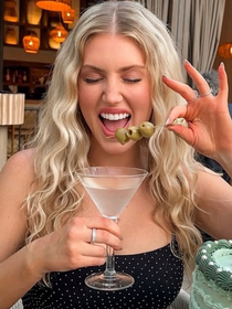 O novo Nike cor de azeitona é a prova de que sapatos de couro podem ser confortáveis: o modelo que substitui qualquer salto em looks de trabalho em 2026