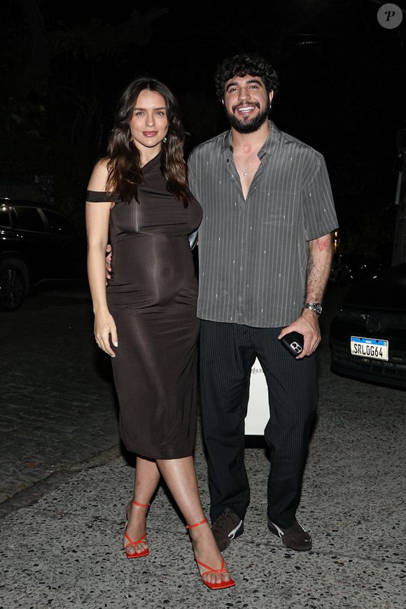 Grávida, Rafa Kalimann destacou a barriga de gravidez ao lado do namorado, Nattanzinho, na festa de aniversário de Luciano Huck