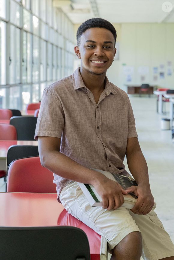 Jean Paulo Campos é Yuri. Personagem de 'Vai na Fe' se tornou advogado em 'Dona de Mim'